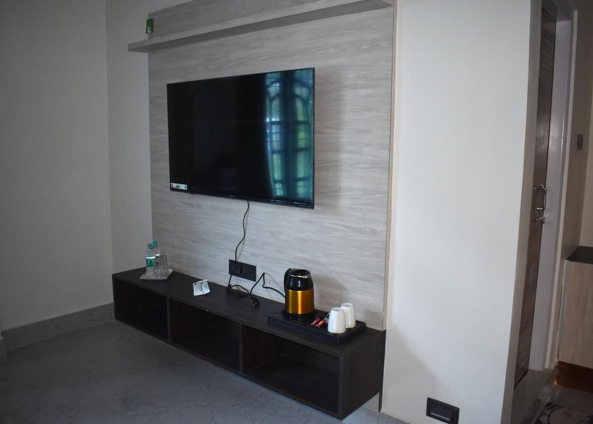 Deluxe Room TV and amenities