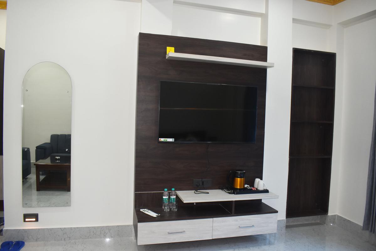 Room TV and mirror unit