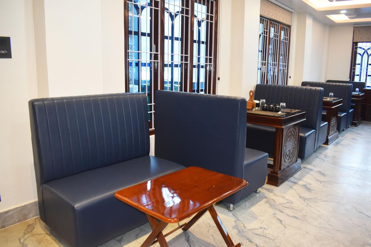 Restaurant single booth with table